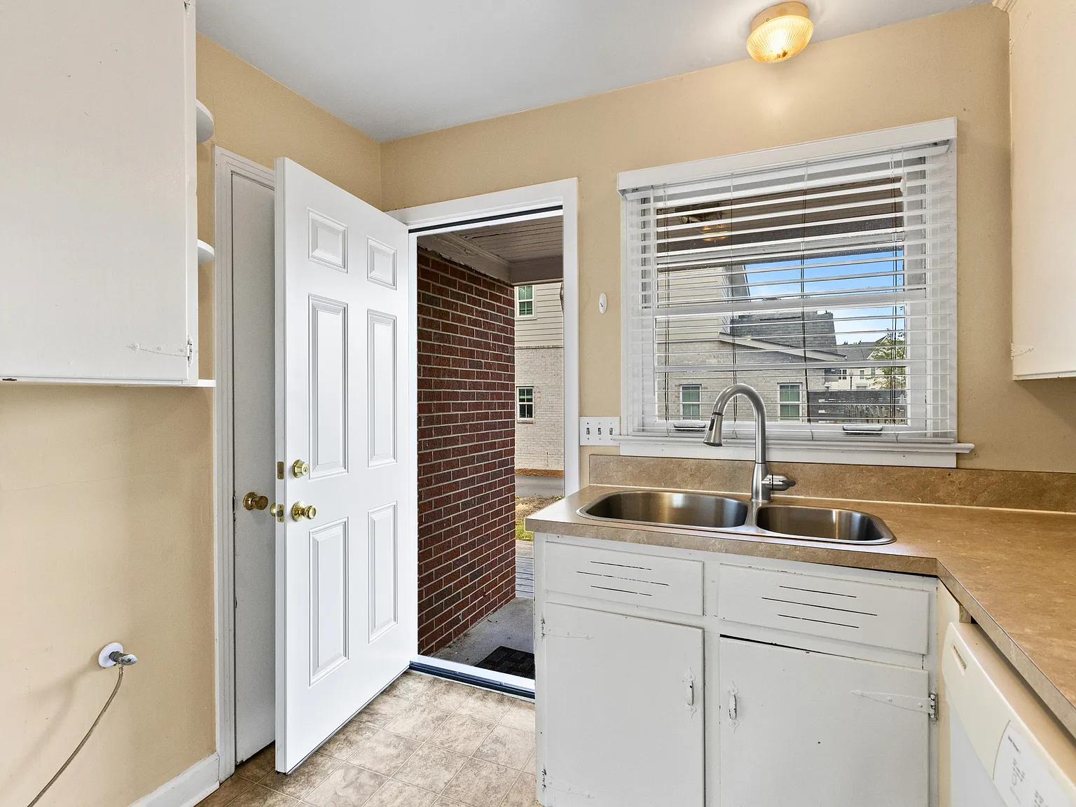 503 E Glenn Avenue - NA — Photo 2