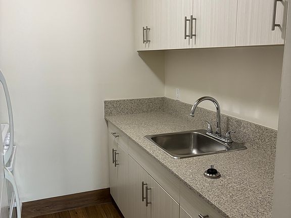 3rd image of 825 8th Ave SW #1