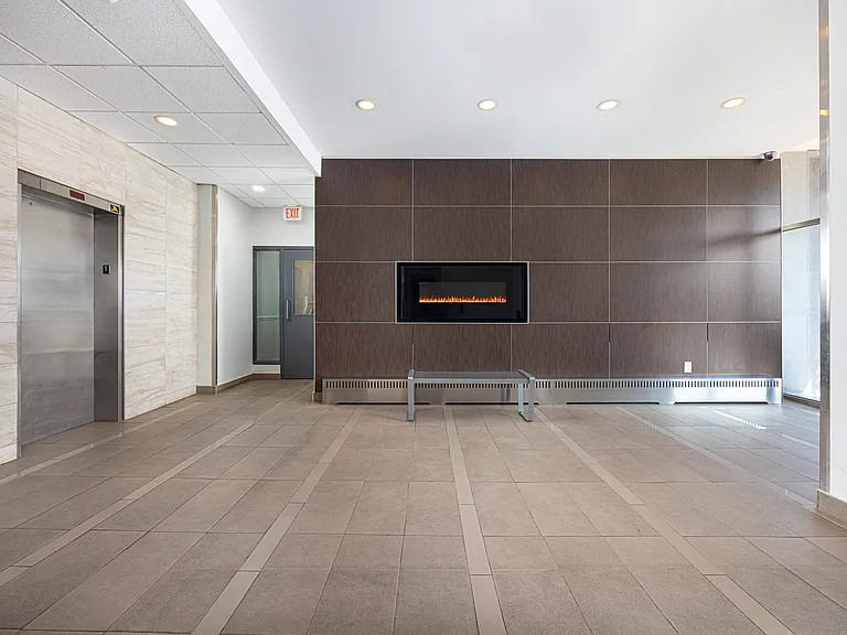 120 Dundas St E — Photo 17