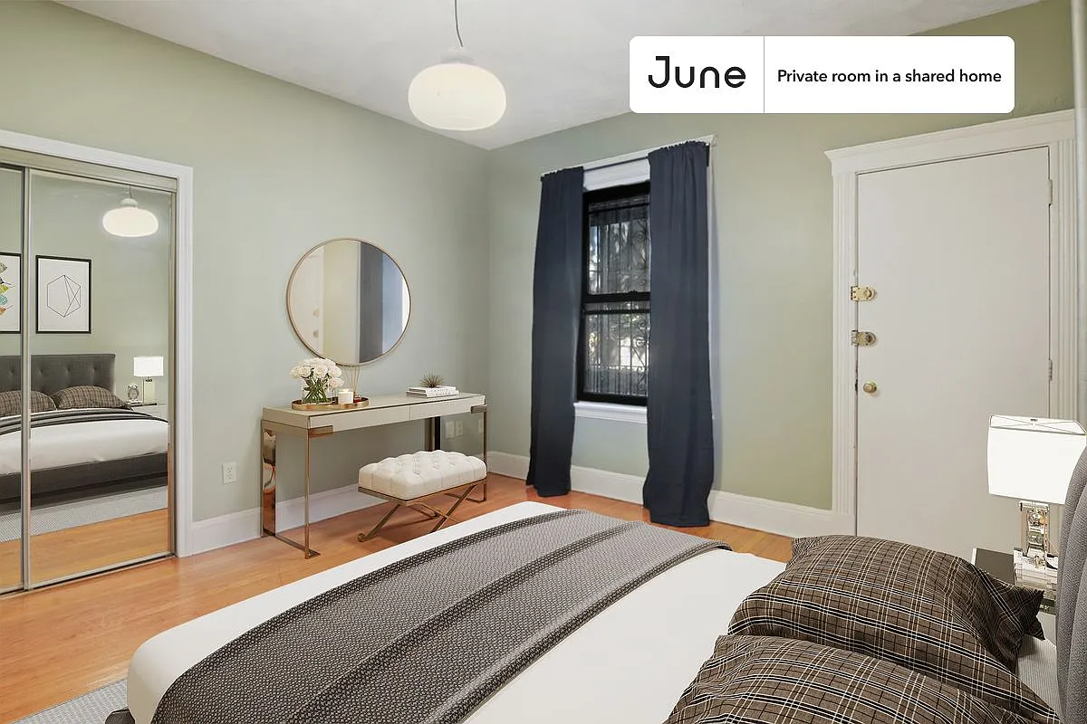 Full bedroom in 4 bed/2 bath home in Williamsburg #691 D — Photo 1