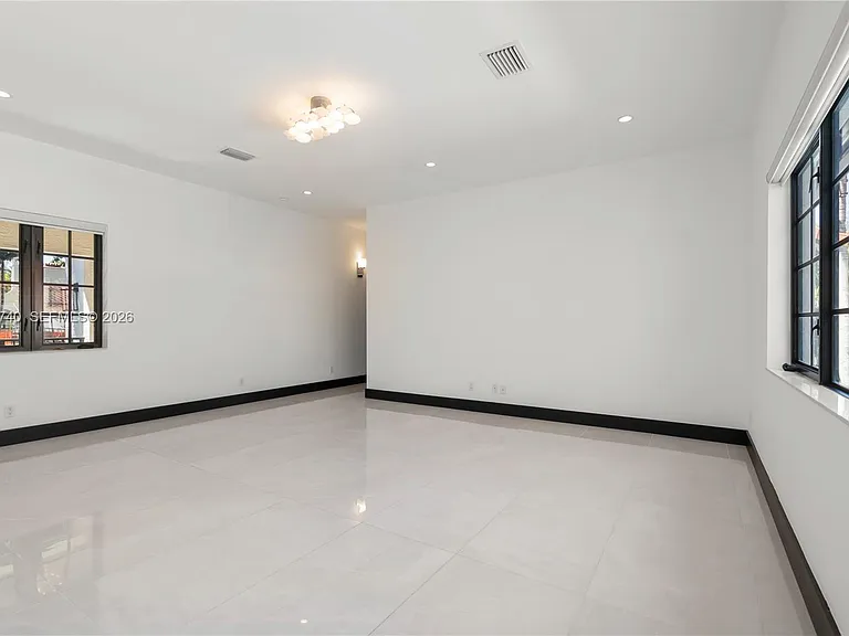 519 Alhambra Cir — Photo 11