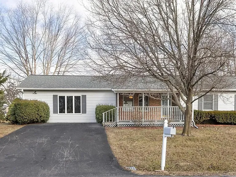 150 Nightingale Ave — Photo 1