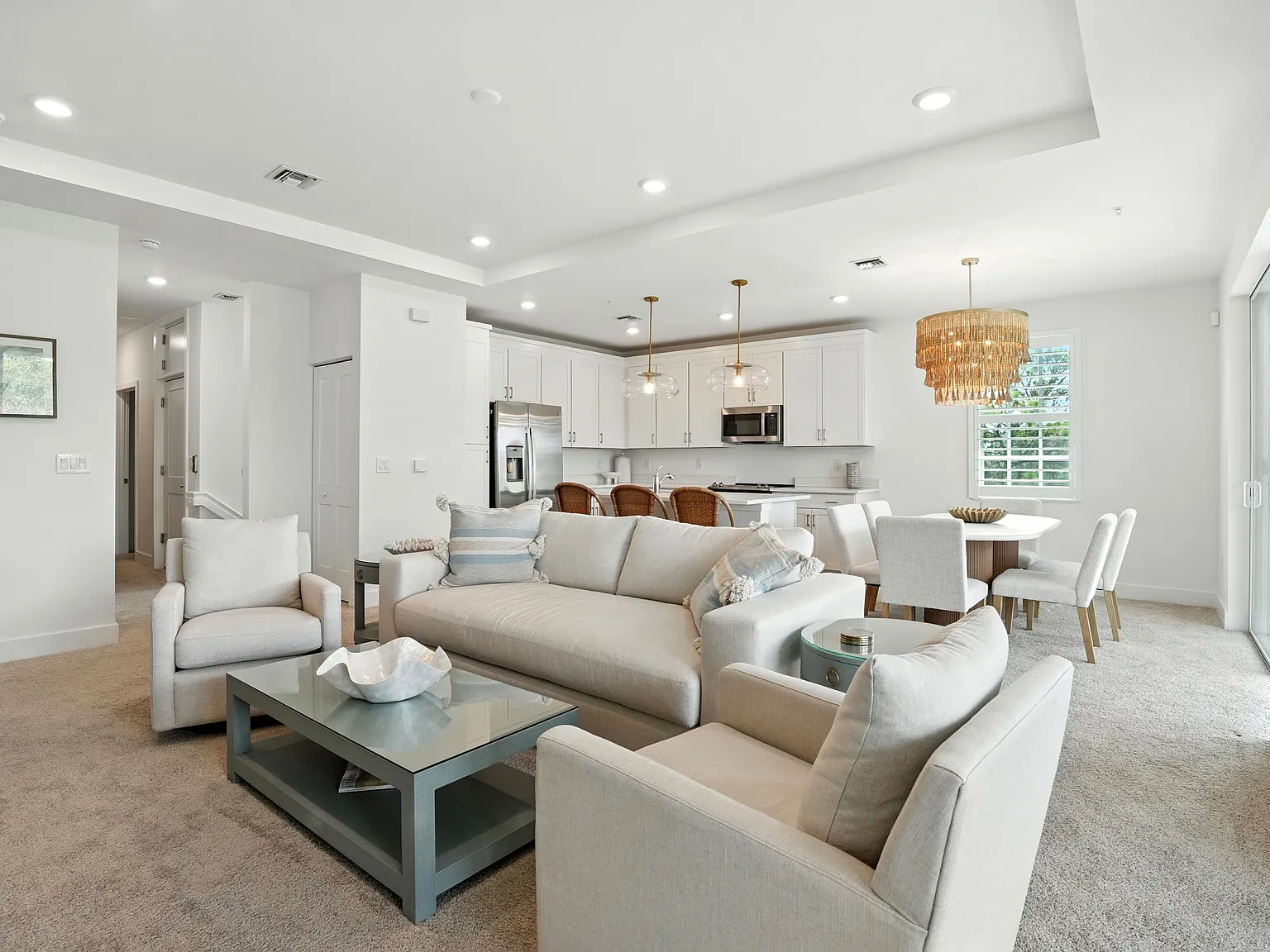 3 bed, 3.5 bath, 1840 sqft, $3,700 — Photo 3