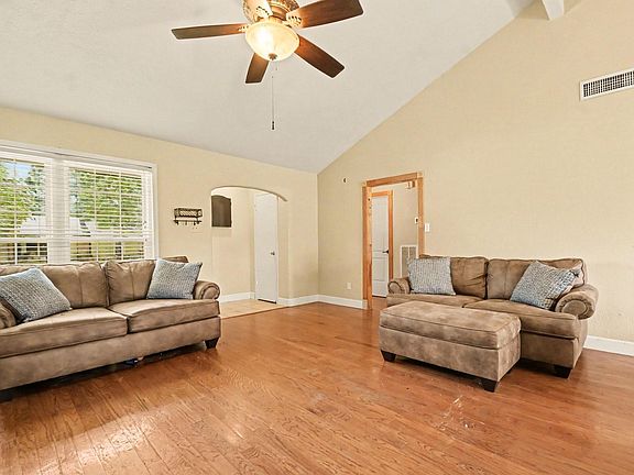 4th image of 1010 E Belgravia Dr