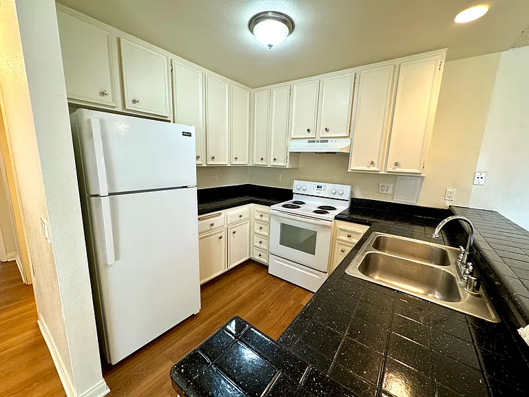 Martin Woods Apartment Homes — Photo 16