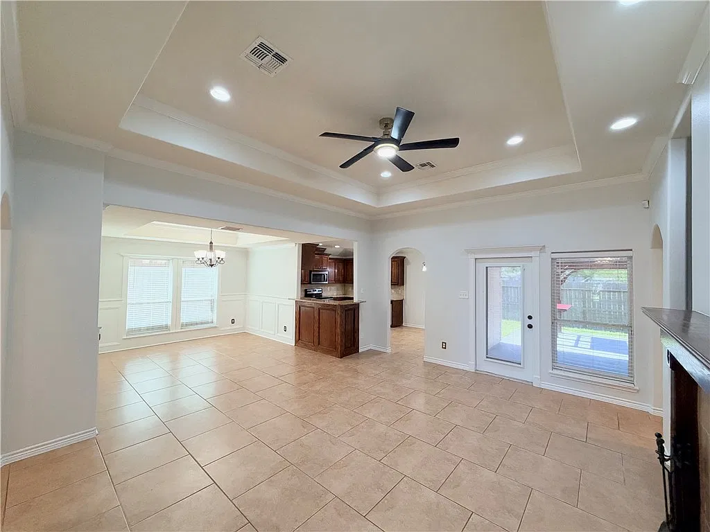 4 bed, 2.0 bath, 1976 sqft, $2,485 — Photo 4