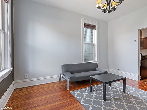 3rd image of 1130 W Oakdale Ave APT 2R