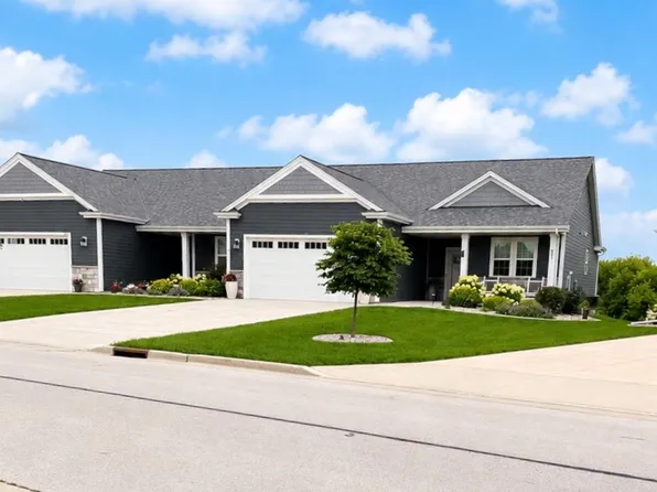 1878 Farmlane DRIVE, Slinger, WI 53086