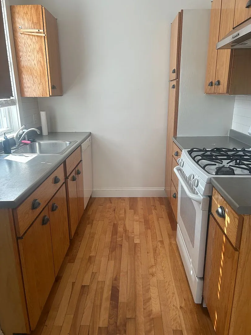 Beautiful 3BR/1.5BA Home Available October 1st Great Residential Location!! — Photo 4