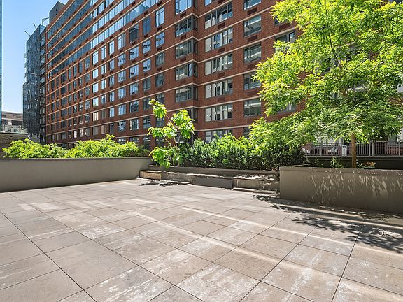 3rd image of 522 W 29th St Floor 2D