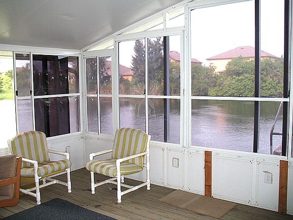 Florida room w/ storm windows