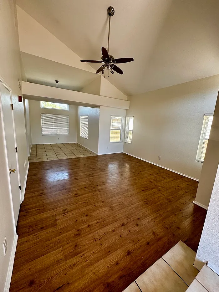 3 bed, 2.5 bath, 1715 sqft, $1,800 — Photo 4