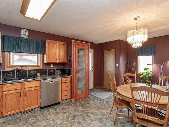 4th image of 153 W Westview Cres