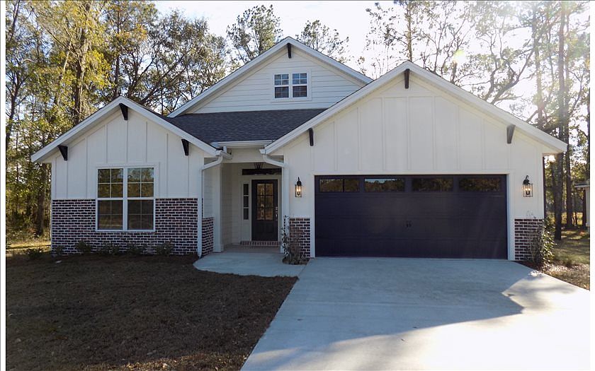 1st image of 605 SW Bellflower Dr