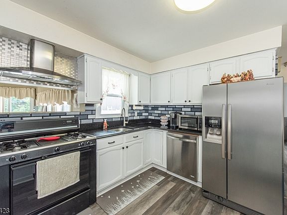 3rd image of 11 Hansen St
