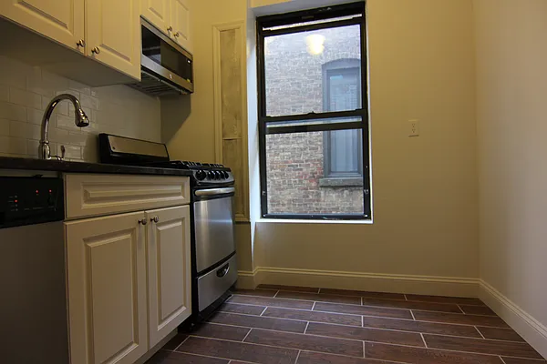 Rented by HOLTON REAL ESTATE INC. | media 10