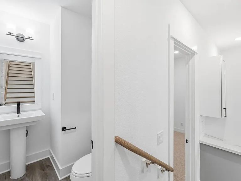 1404 Mansfield St — Photo 9