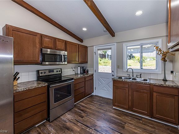 5th image of 590 Pear Dr