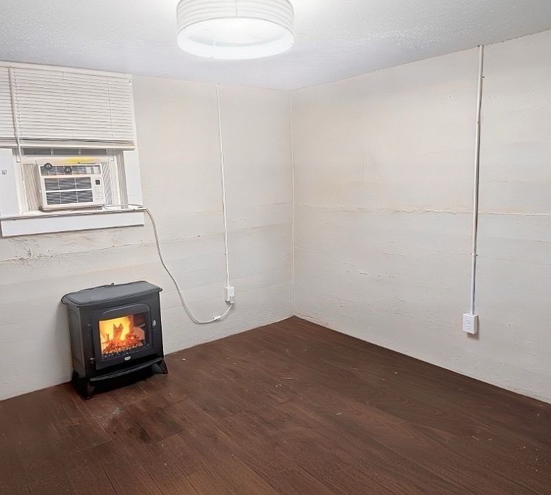 Living room with additional cooling via window