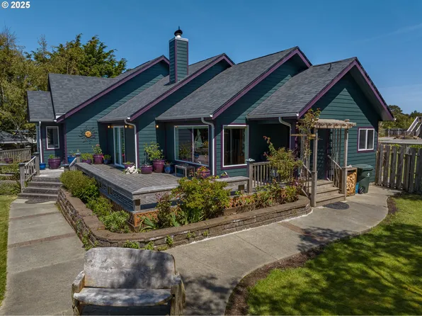 2992 Ruby Ct, Bandon, OR 97411