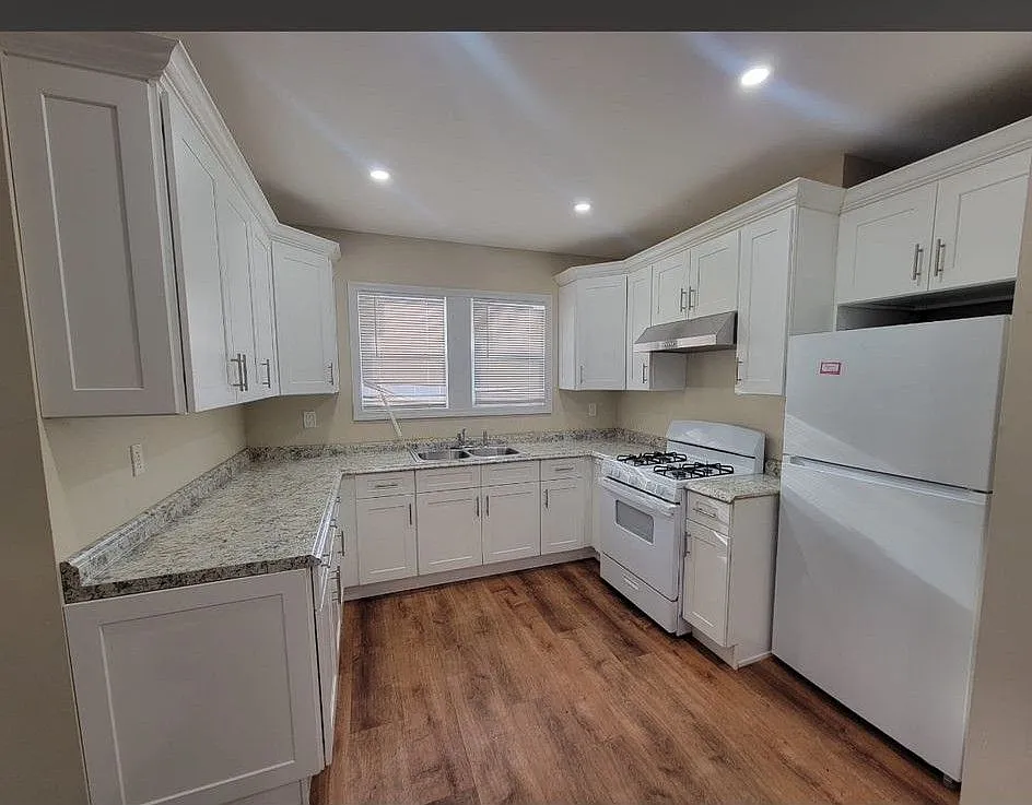 2 bed, 924 sqft, $3,000 — Photo 2