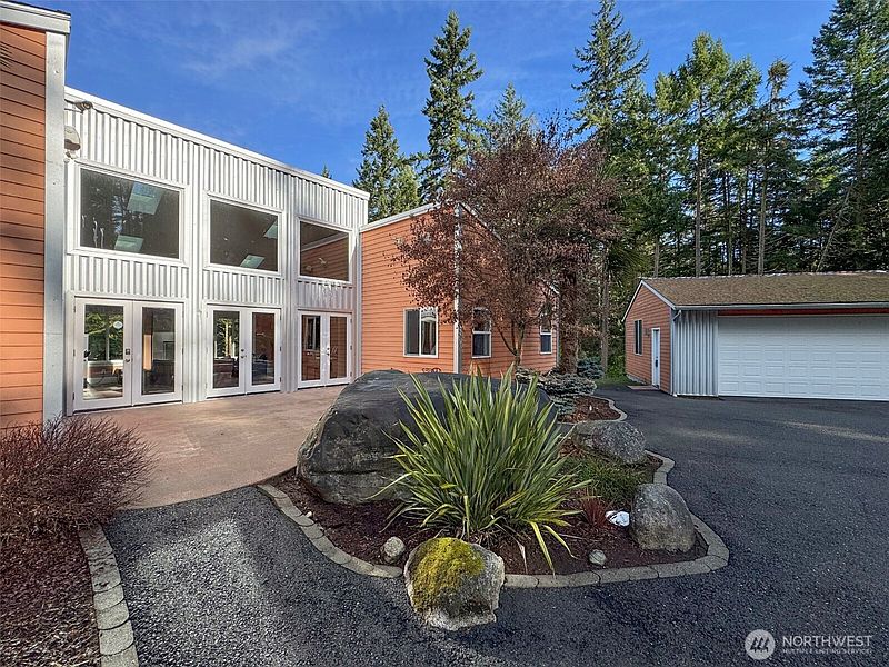 3rd image of 233 Raintree Lane