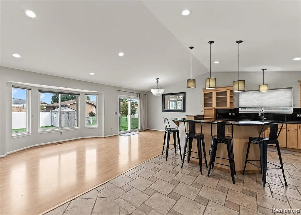 4 bed, 2.0 bath, 2311 sqft, $2,300 — Photo 3