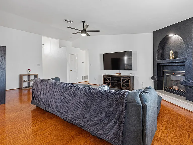 604 Venus Ave — Photo 8