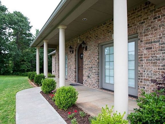 3rd image of 220 Towering Oaks Ln