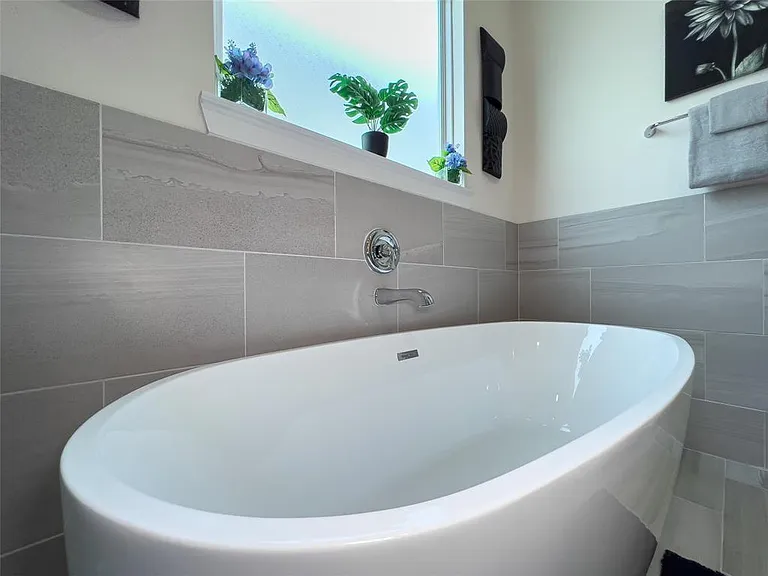 2404 Saint Charles St — Photo 18
