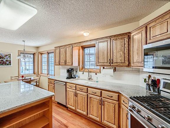 5th image of 2064 Holloway Ave E