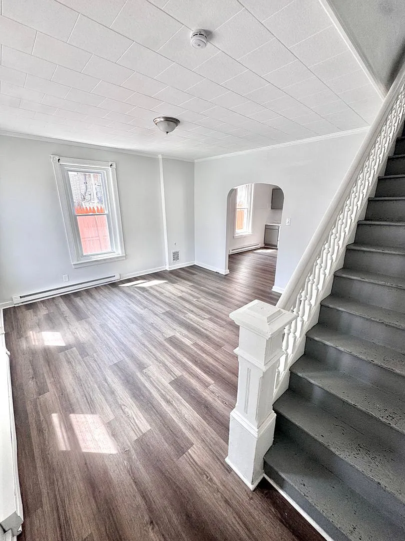Clean & Large Three/Four Bedroom Home — Photo 2
