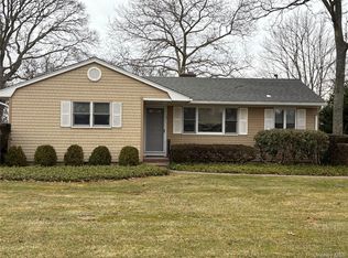 17 Whiting Rd, East Quogue, NY 11942