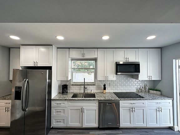 3rd image of 520 Hampton Rd #2