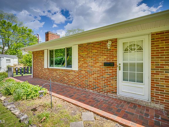 4th image of 422 Circle Dr