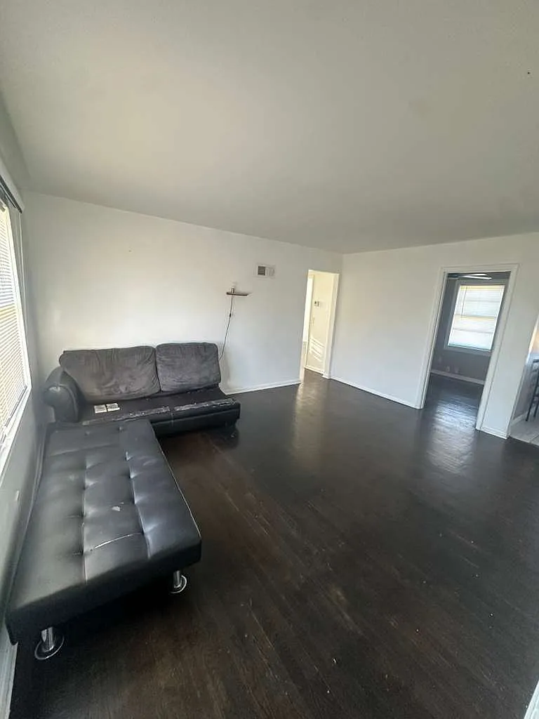 3 bed, $1,350 — Photo 2