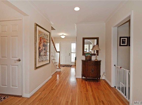 2nd image of 1720 Huntley Pl