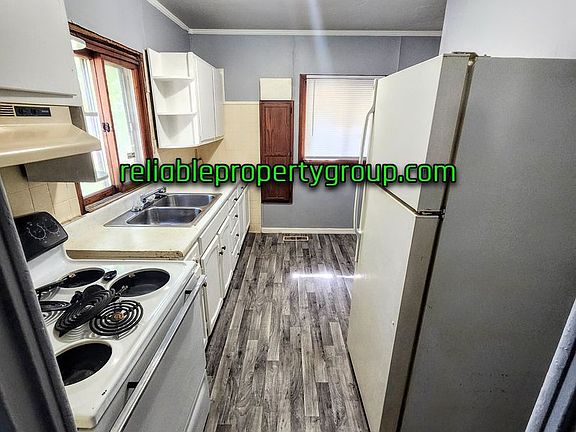 3rd image of 1018 Baxter St