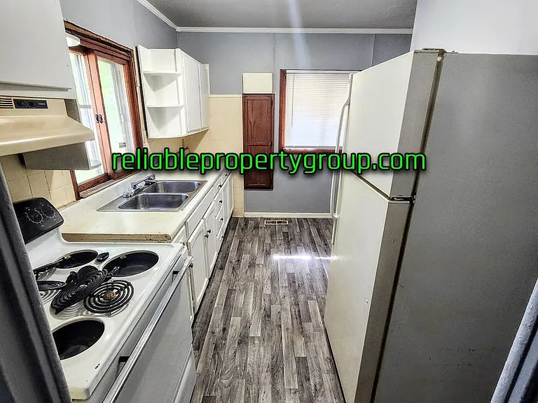 1018 Baxter St — Photo 3