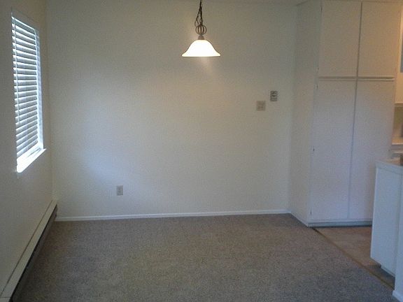 3rd image of 684 Oakwood Dr