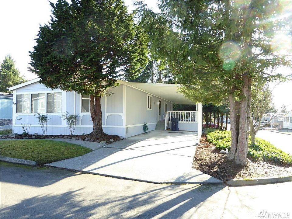 Beautiful home on a beautiful ground space in a beautiful park full of nice, well kept homes!