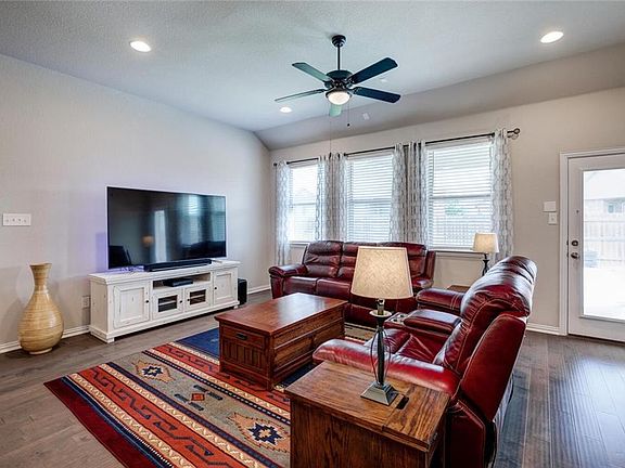 5th image of 916 Zacarias Dr