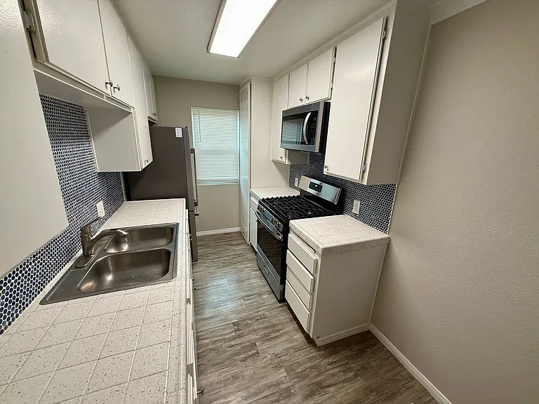 8058 Golden Ave — Photo 10