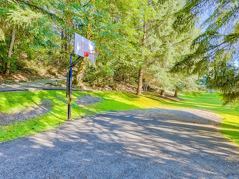 Evergreen Apartments — Photo 16