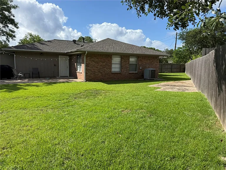 408 Brookside Dr W — Photo 21
