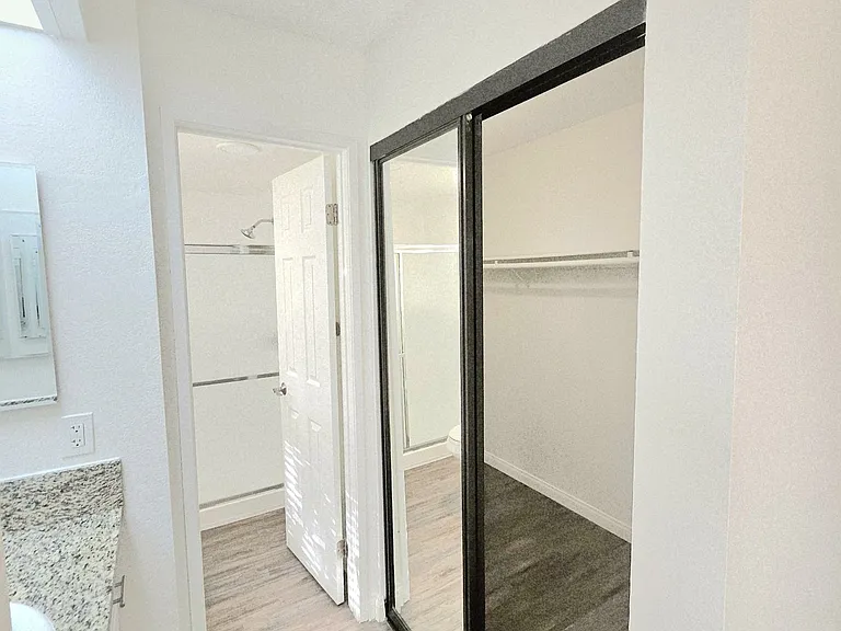 Yorktown Apartments — Photo 14