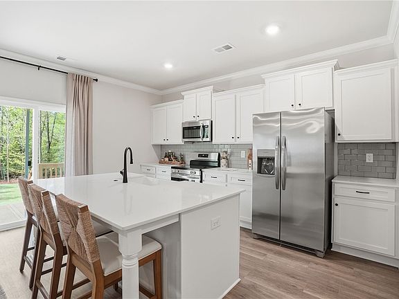5th image of 1102 Shirley Dr