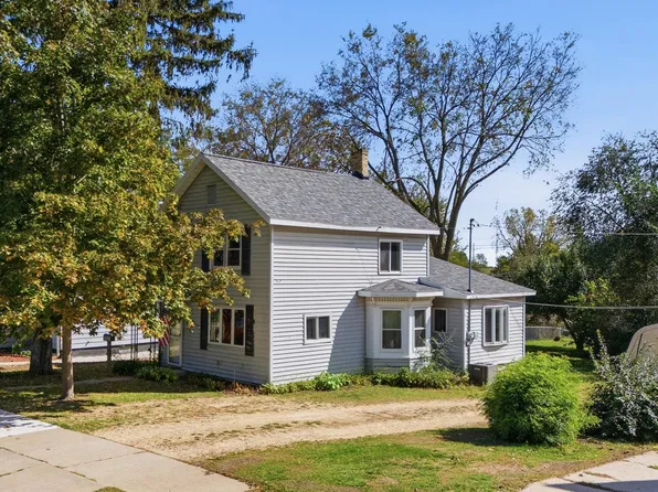 816 E Cook St, Portage, WI 53901