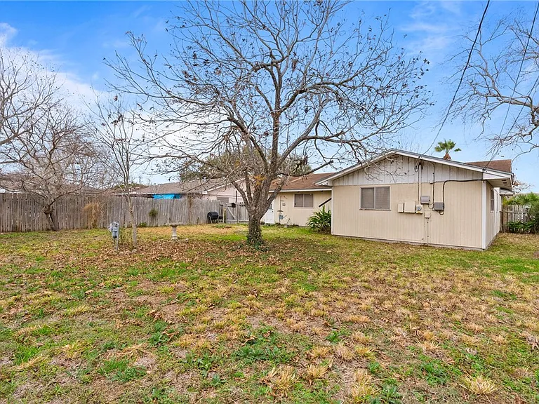 1829 Lesle Ln — Photo 11