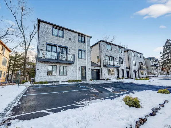 27 Ellish Parkway #202, Spring Valley, NY 10977